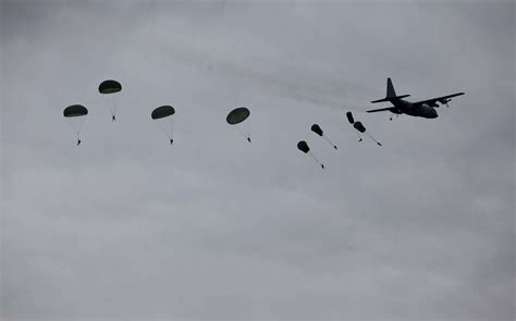 Army paratroopers