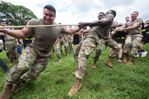 Soldiers bonding over Xo