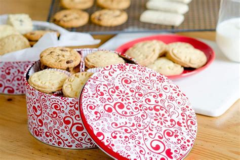 Christmas Cookie Tins for Family Gatherings