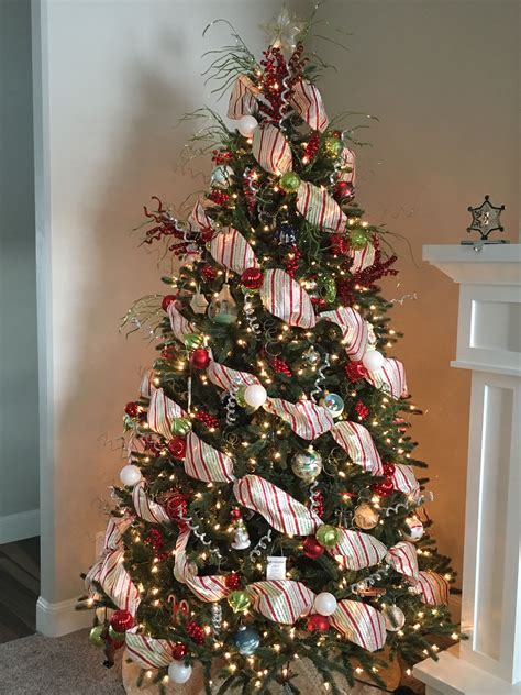 Green Christmas Tree Ribbon Decoration Ideas