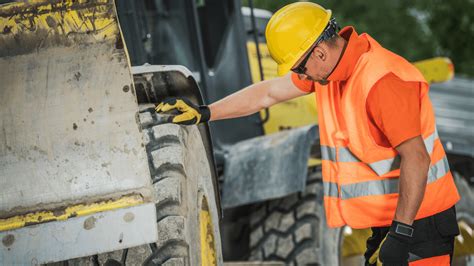 Cleaning Heavy-Duty Equipment and Surfaces with Gravity-Fed Pressure Washers