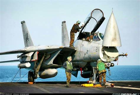 F-14 Tomcat maintenance