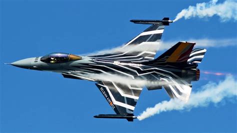 F-16 performing aerobatics