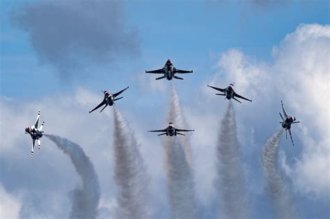 F-16 formation flight