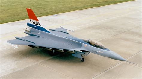 F-16XL landing