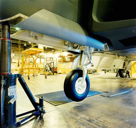 F-22 landing gear