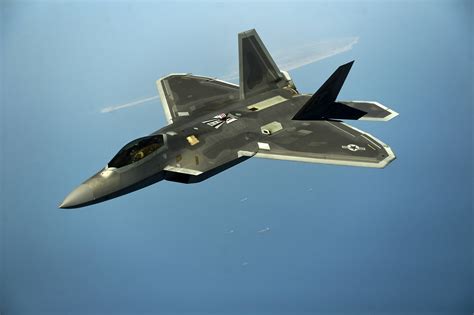 F-22 Raptor descending