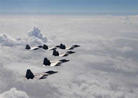 F-22 Raptor in formation