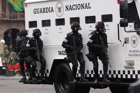 Miembros de la Guardia Nacional en una comunidad local