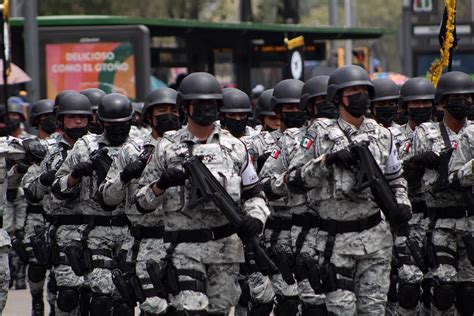 Miembros de la Guardia Nacional en una comunidad local