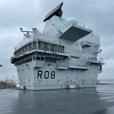 HMS Queen Elizabeth crew and operations