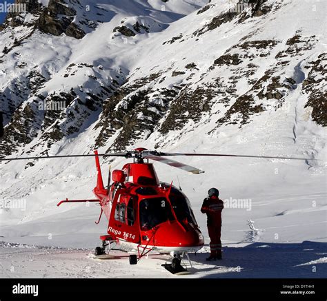 Helicopter landing on skis