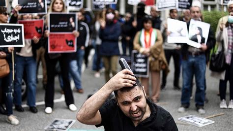 Iranian protesters holding a rally