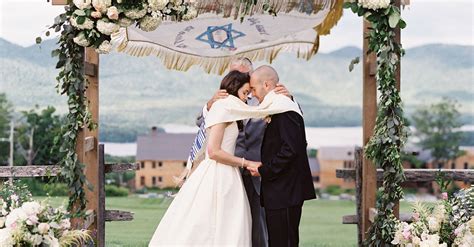 A couple participating in the Bedeken tradition