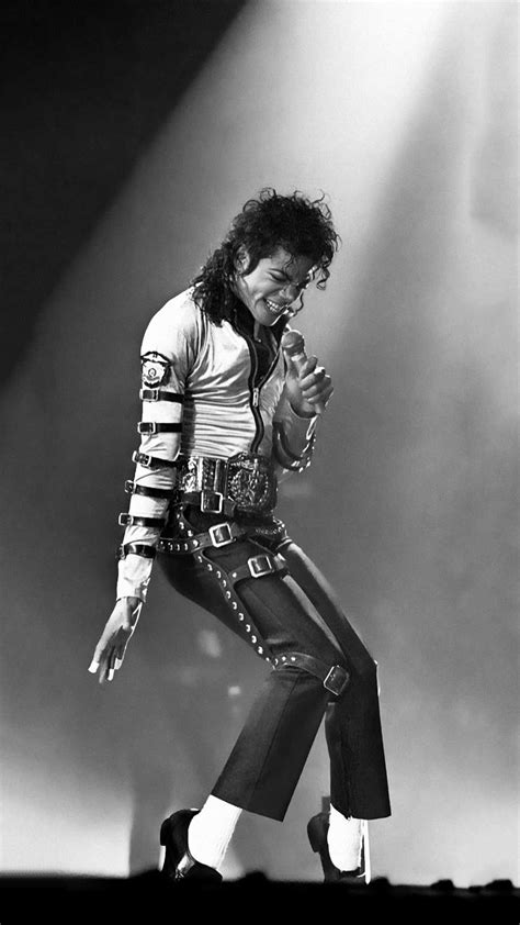 Michael Jackson Performing