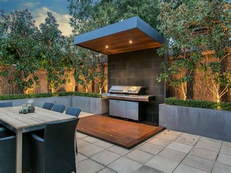 Outdoor Kitchen Courtyard