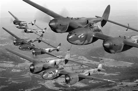 P-38 Lightning in formation