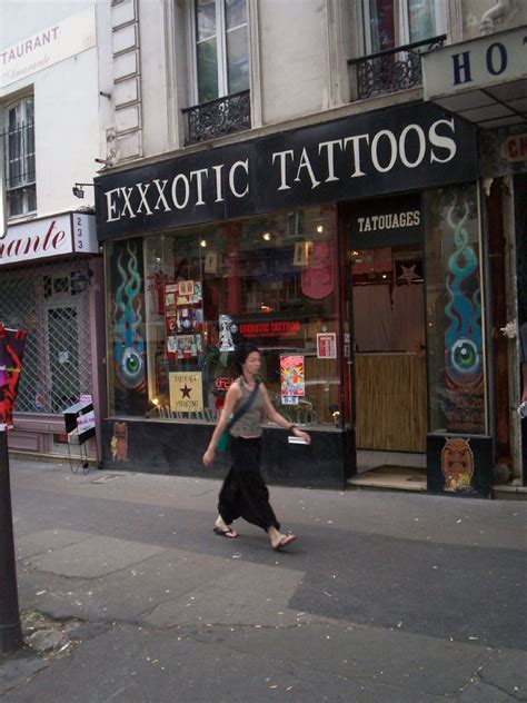 Tattoo artist at work in Paris