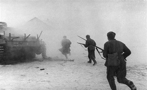 Soviet troops advancing during the counterattack