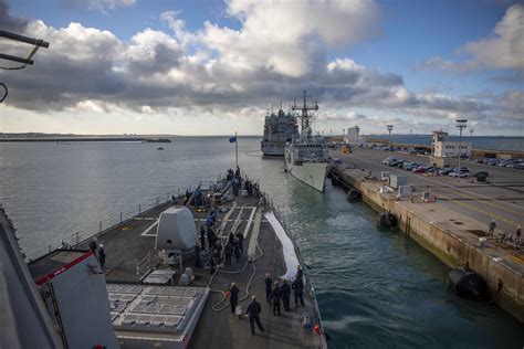 USS Arleigh Burke command staff