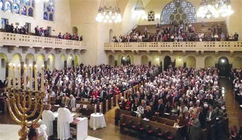 A crowded synagogue on Yom Kippur