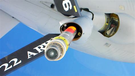 Air-to-air refueling boom