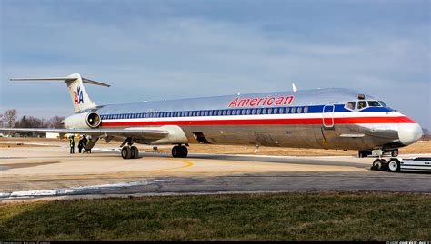 American Airlines MD-82