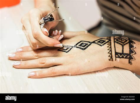 Applying a Henna Tattoo