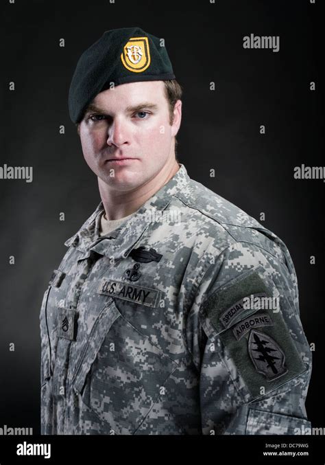 Army Green Beret Image 3