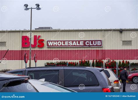 BJ's Wholesale Club Entrance