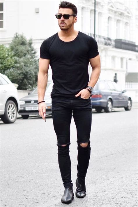 Long sleeve black t-shirt with boots