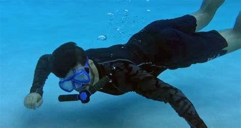 Diver using artificial gills