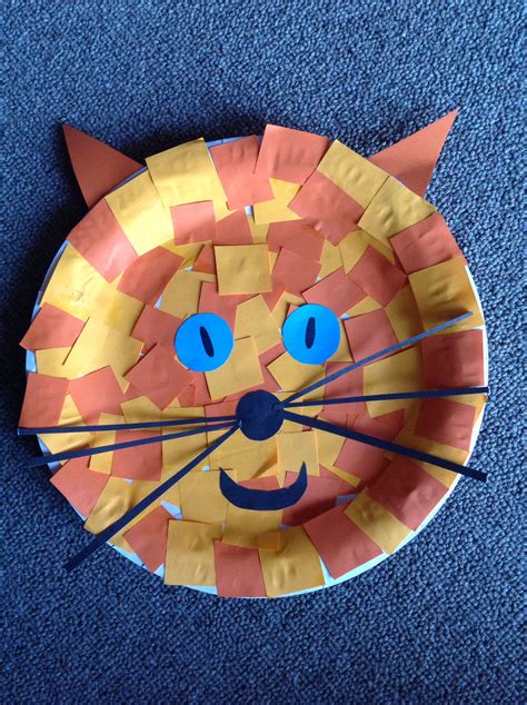 A cat face papercraft design