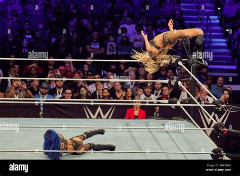 Charlotte Flair vs Sasha Banks