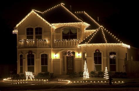 Christmas Lights Roof Ideas for Traditional Houses