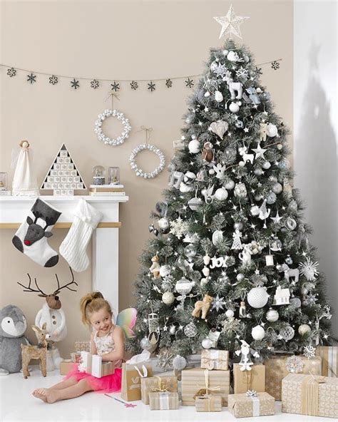 Monochromatic Christmas Tree Theme