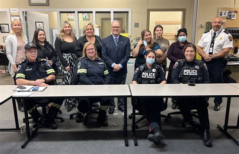 A Correctional Officer collaborating with a mental health professional