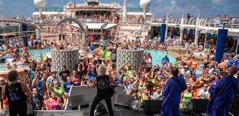 Cruise ship entertainment options