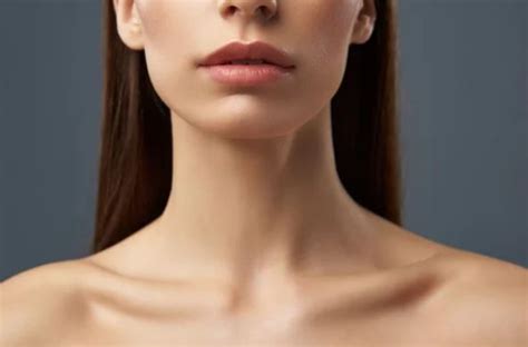 Defined collarbone