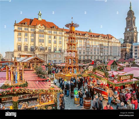 Dresden Striezelmarkt Scene