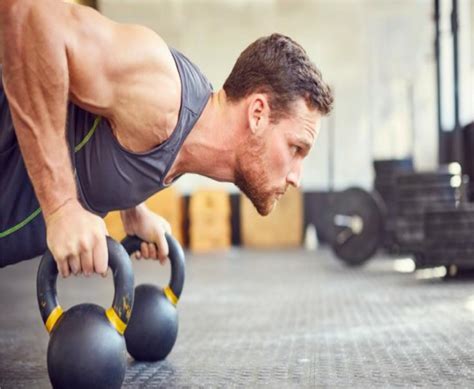 Imagen de una persona practicando deporte en un equipo