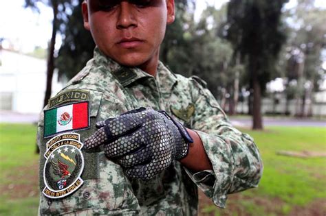 Soldados mexicanos en una parada militar