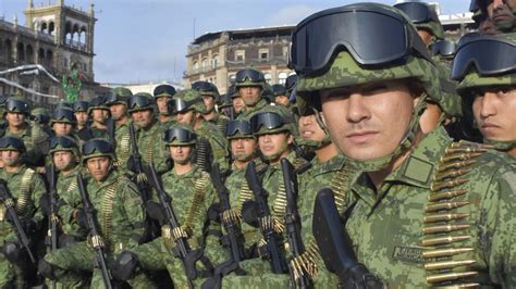 Soldados mexicanos en entrenamiento