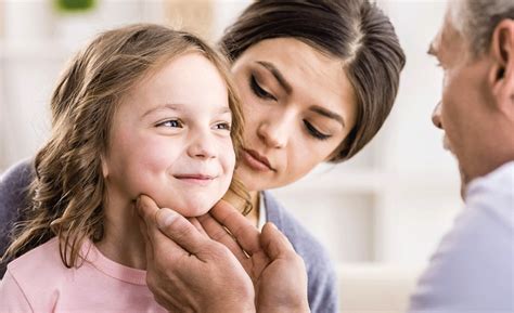 Imagen de un niño con un médico