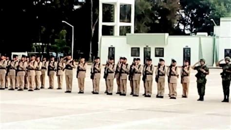 Niños en uniforme militar