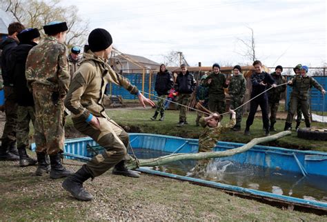 Niños en actividades militares