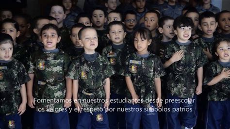 Niños en comunicación militar