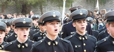 Niños en disciplina militar