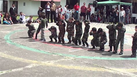 Niños en educación física militar