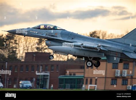 F-16 landing